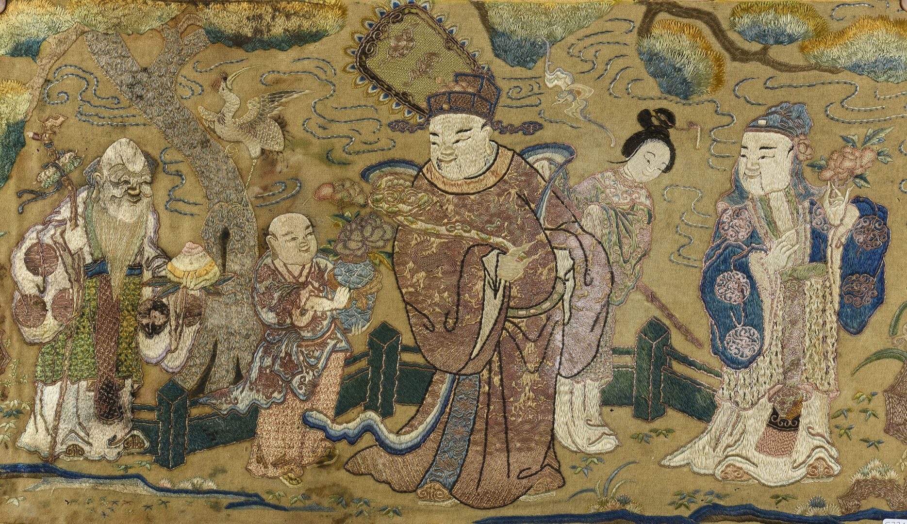 Null 羊毛绣花板
中国，20世纪初
饰有大松树下的三福神（福星、禄星、寿星），旁边有一个女人和一个孩子，周围有一只鹤和一只蝙蝠；有污渍。
76 x 44 厘&hellip;