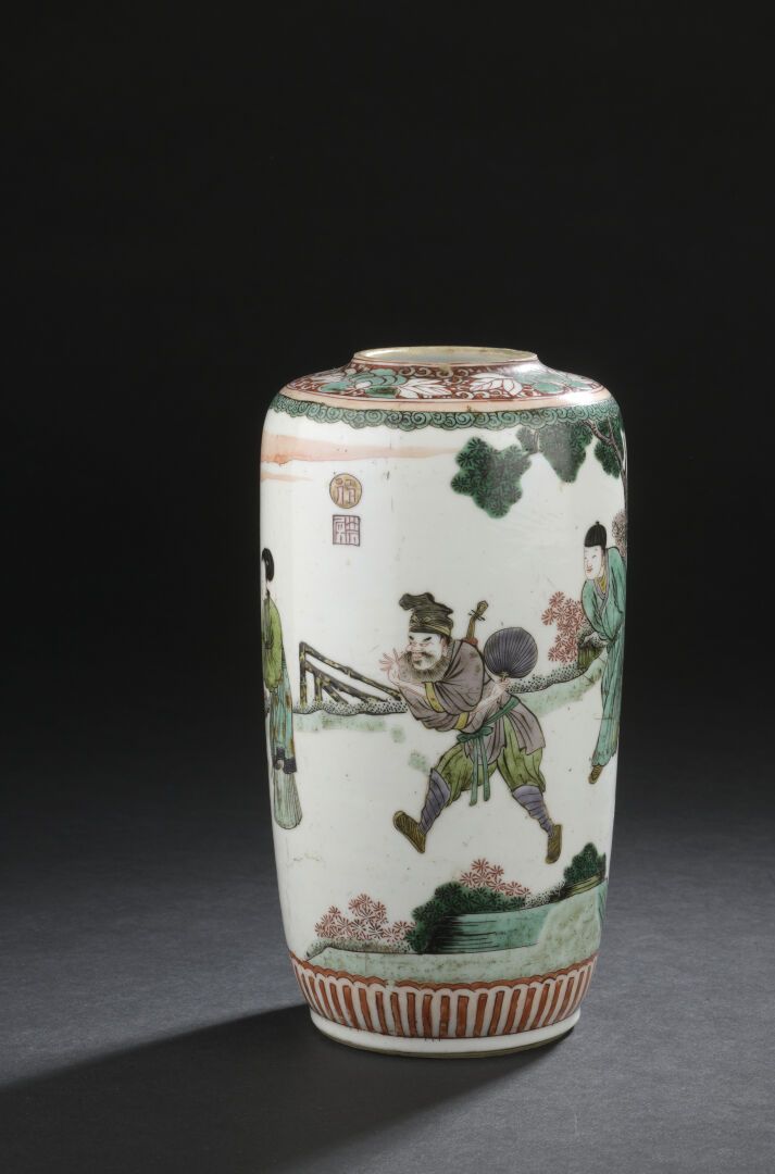 Null 青花瓷花瓶和多色瓷茶壶
中国，康熙时期（1662-1722）和20世纪初
圆柱形花瓶，装饰有两个男人在亭子的花园里追赶一个女人，肩部装饰有花和叶子（颈&hellip;