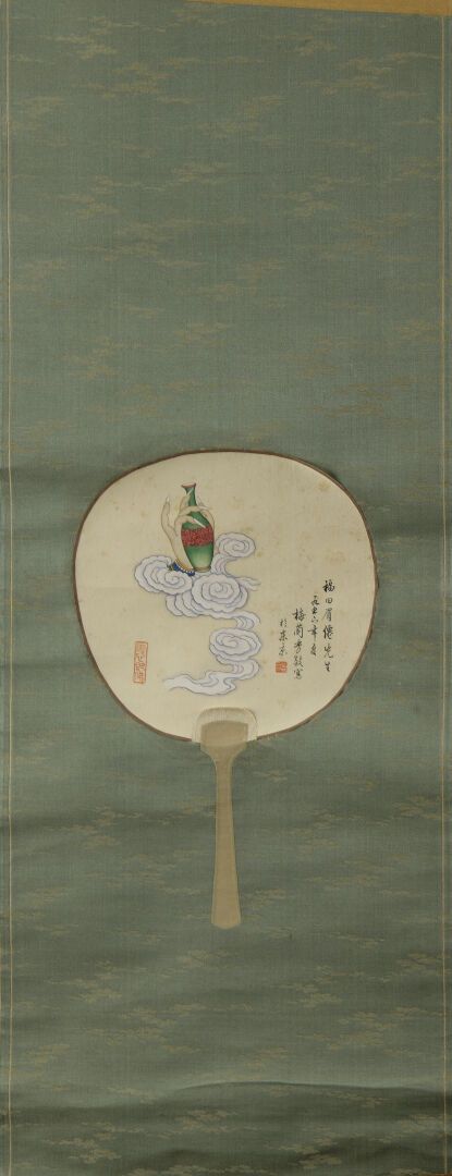 Null 纸上水墨和彩色卷轴画
中国
扇形，装饰有菩萨手拿花瓶，从云中出现，天书签名梅兰芳，在其木盒中。
93 x 35 cm