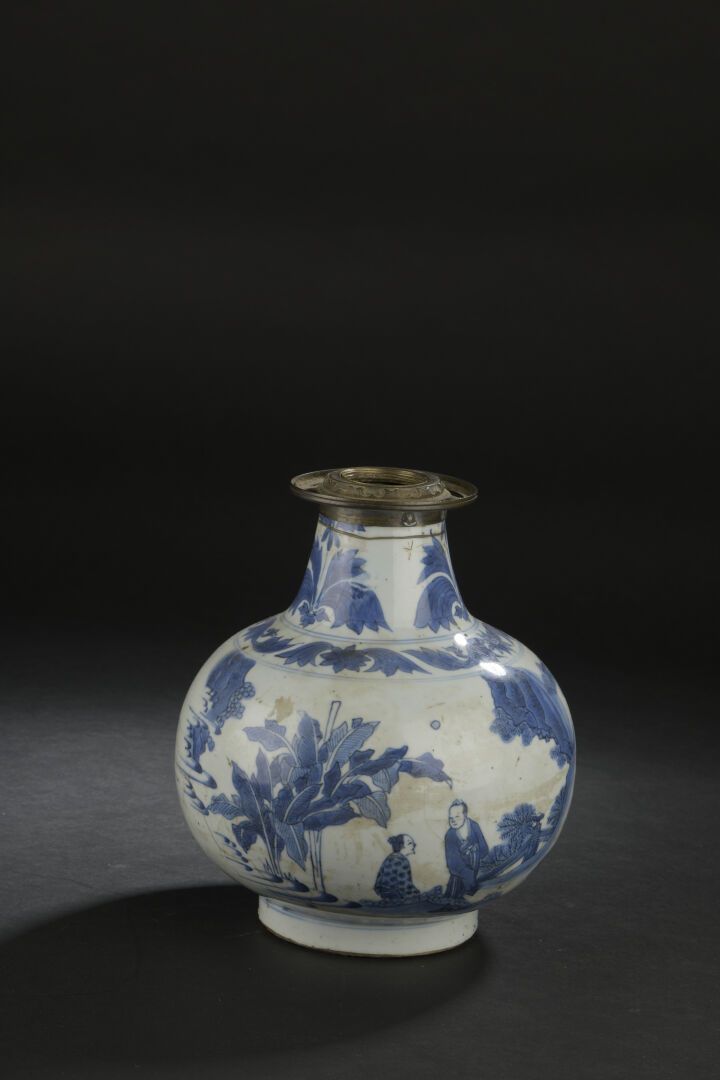 Null BAS DE VASE bouteille en porcelaine bleu blanc
CHINE, époque Chongzhen (162&hellip;