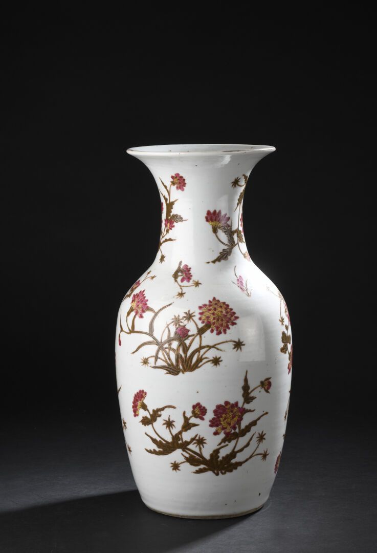 Null VASE aus mehrfarbigem Porzellan.
CHINA, späte Qing-Dynastie (1644-1911).
Ba&hellip;