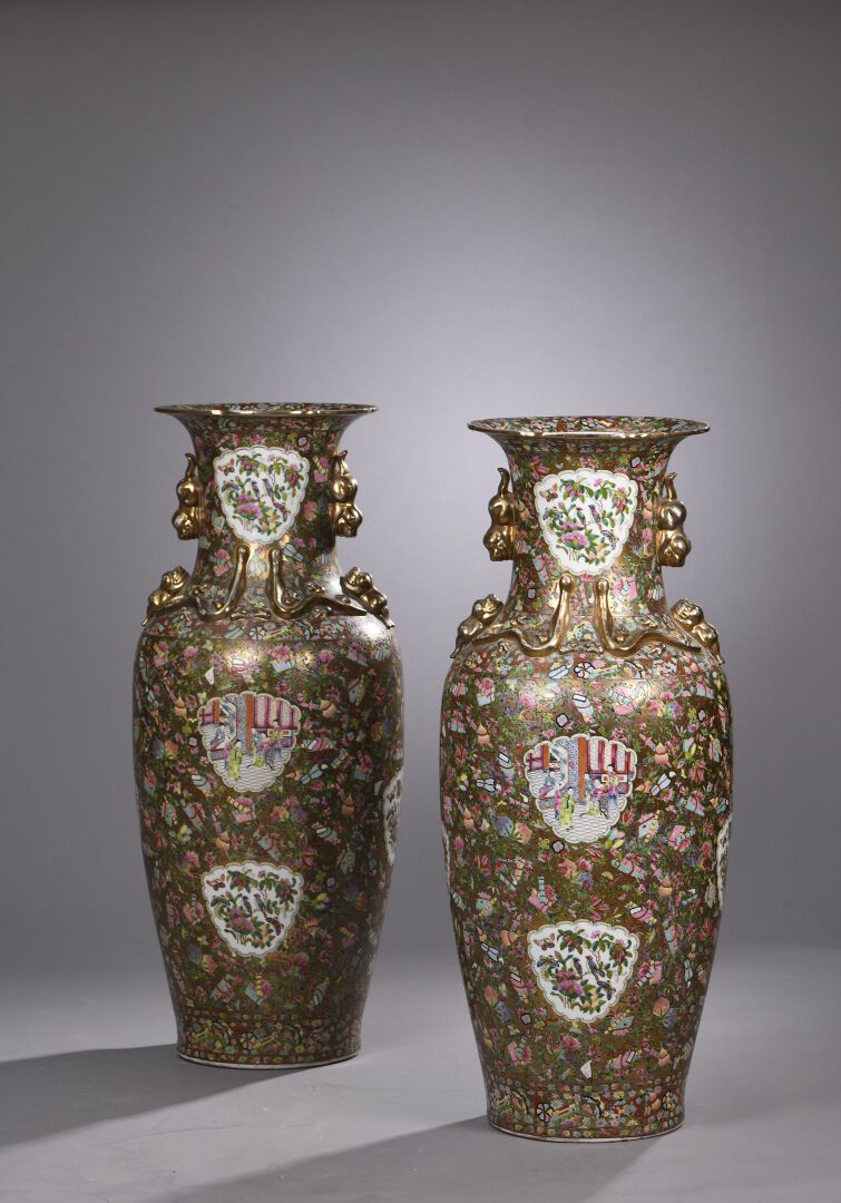 Null PAIR OF LARGE VESSELS in Canton porcelain
CHINA, early 20th century
Baluste&hellip;