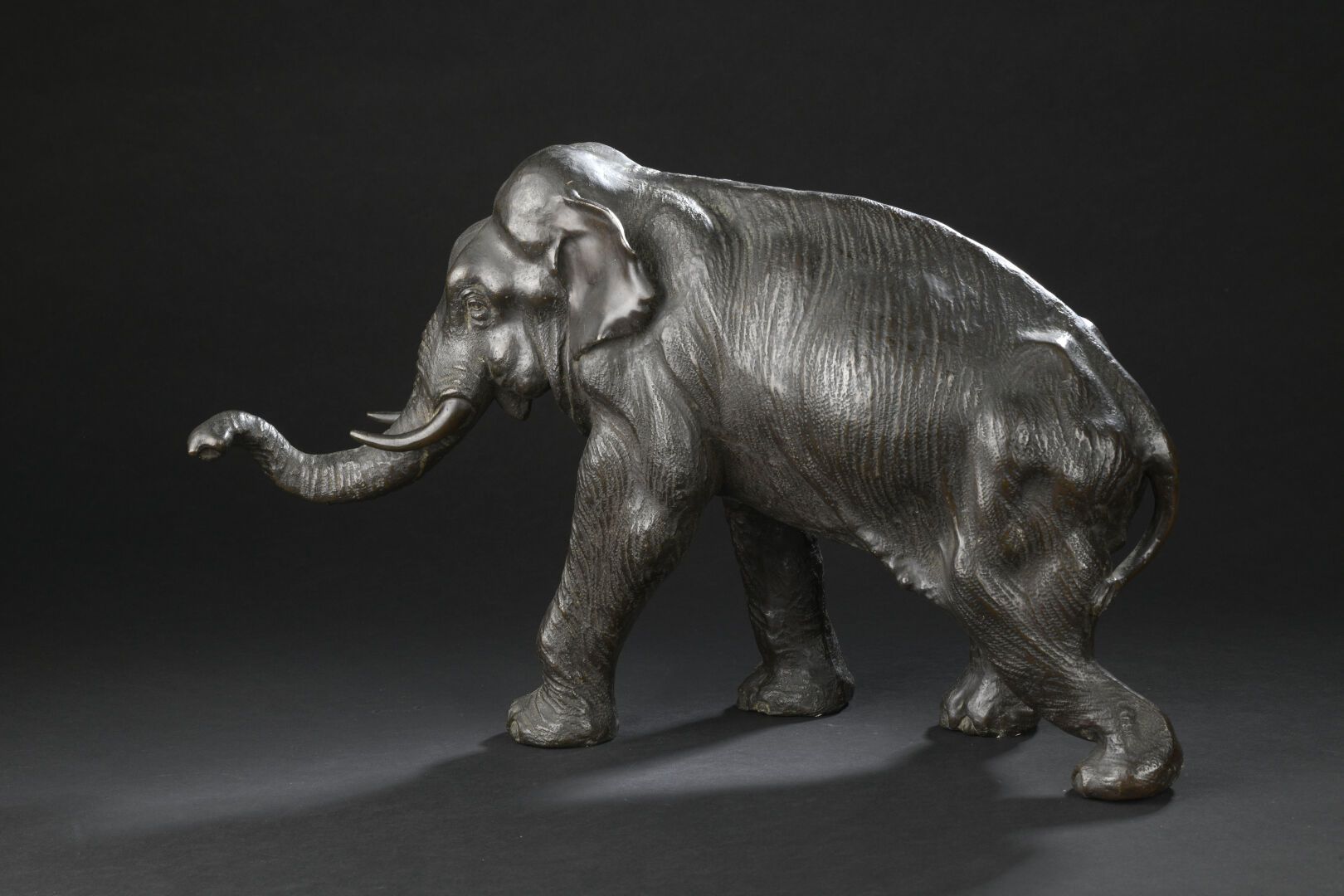 Null Elefant aus Bronze
JAPAN, Meiji-Zeit (1868-1912)
Dargestellt im Gehen, mit &hellip;