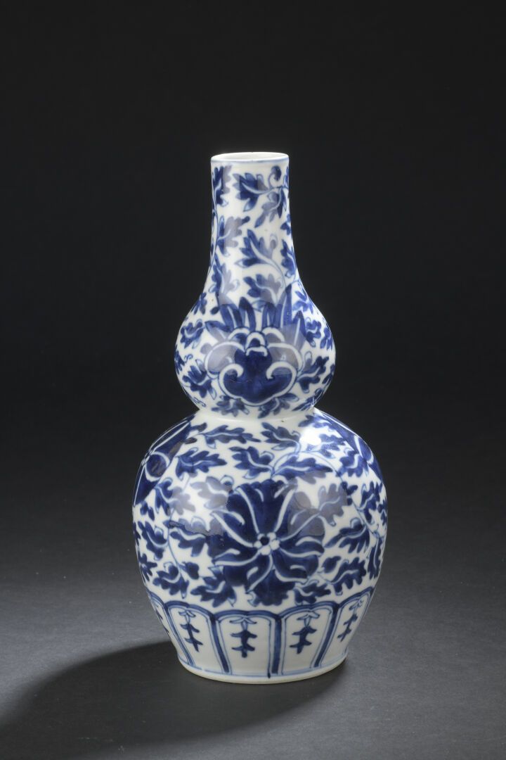 Null Gabbia per uccelli e doppio vaso in porcellana blu e bianca
CINA, XX secolo&hellip;