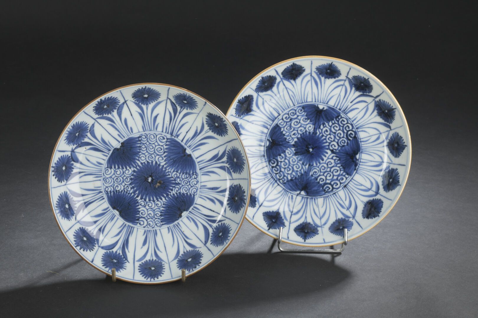 Null 青花瓷盘一对
中国，康熙时期 (1662-1722)
中央有花和叶子的装饰，边缘有花枝的放射状装饰；
D. 22厘米