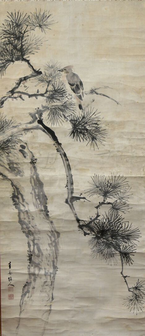 Null 卷轴画和纸上水墨画的事件画
中国 
一幅画上有一只鸟栖息在松树枝上，另一幅画上有一只鸟在花茎上，有签名和印章；有污点和褶皱。
122 x 54 厘米