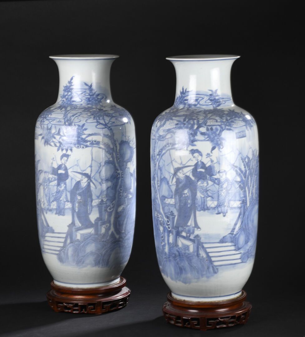 Null PAIRE DE GRANDS VASES en porcelaine bleu blanc
CHINE, XXe siècle
Cylindriqu&hellip;