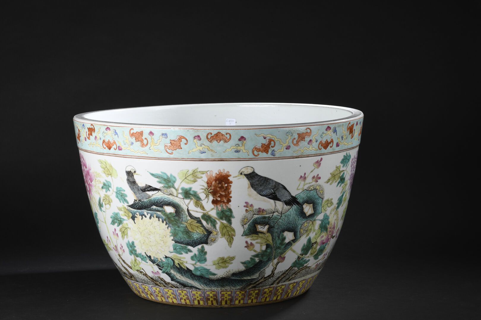Null LARGE FISH BASIN in porcelain
CHINA, early 20th century
Decorated with bird&hellip;