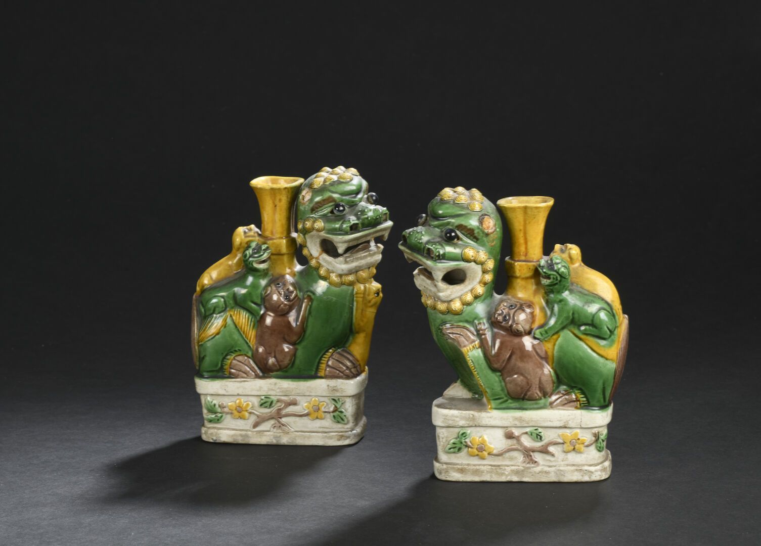 Null 黄、绿、茄子色珐琅彩饼干香炉一对
中国，康熙时期 (1662-1722)
佛狗的形式，显示坐在长方形的底座上，支撑着三个小的，背面有一个花瓶gu；胶合&hellip;