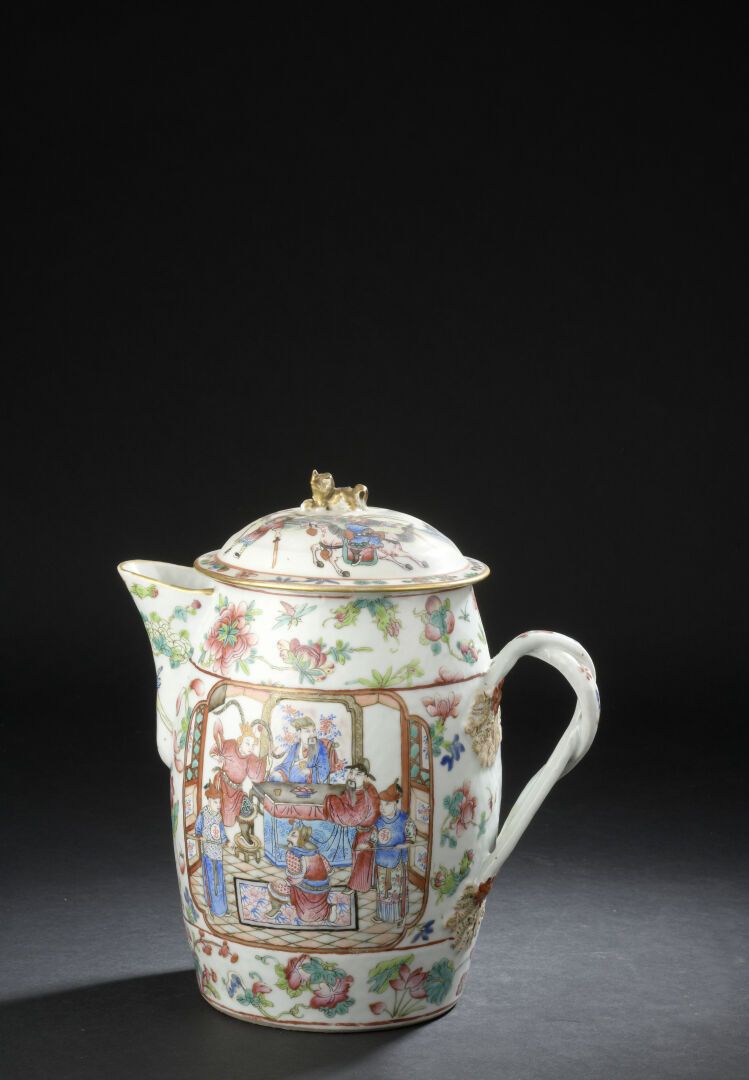 Null VERSEUSE en porcelaine famille rose
CHINE, fin du XIXe siècle
À décor de sc&hellip;