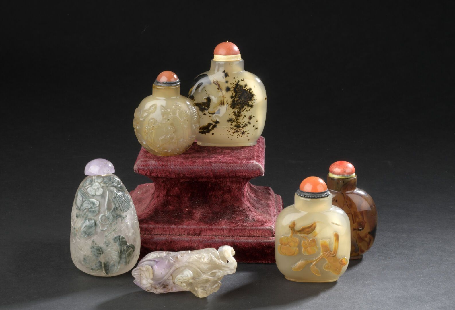 Null 六个玛瑙、紫水晶、石英和玻璃制的台球桌 
中国，19世纪末-20世纪初
形状各异，其中三个是玛瑙材质，装饰有人物、水果和徽章的场景，第四个是模仿玛瑙的&hellip;