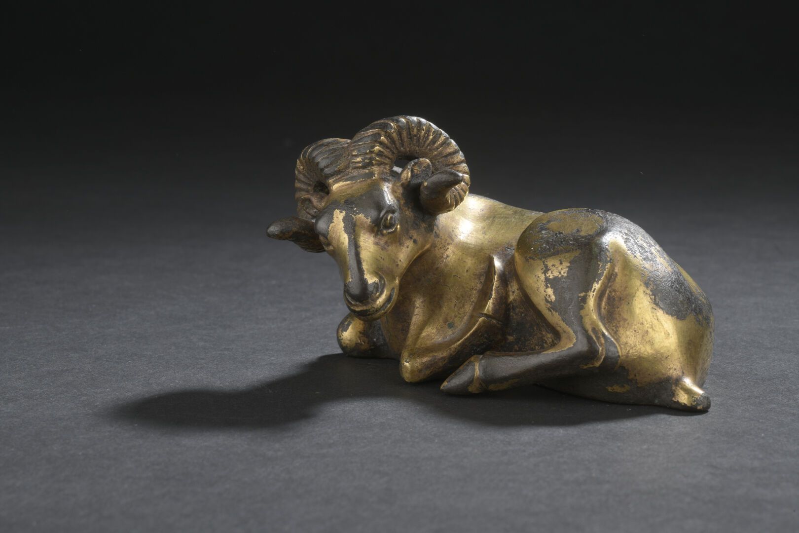 Null 鎏金铜执事
中国，清朝（1644-1911）。
躺着，腿弯曲，头偏向一侧。
直径9,5厘米