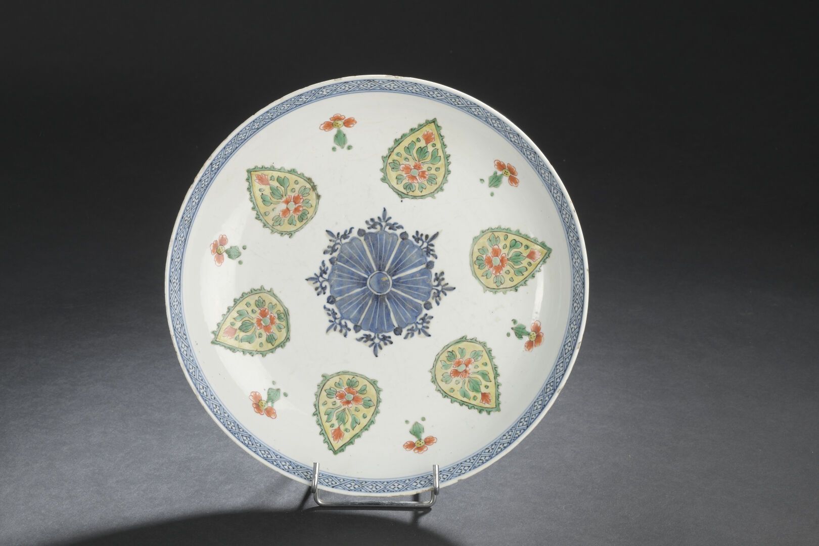 Null 五彩瓷器空心杯
中国，康熙时期 (1662-1722)
中间装饰有一朵风格化的花，周围有花瓣形式的刻痕，花瓣上绘有花和叶子；珐琅质碎片和小片。
