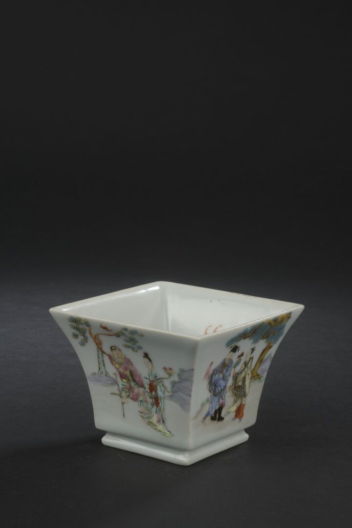 Null Tazza quadrata in porcellana Famille Rose
CINA, fine XIX-inizio XX secolo
P&hellip;
