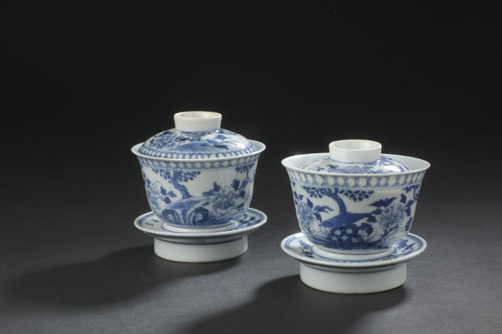 Null 青花瓷茶碗和茶杯一对
中国，清末（1644-1911年）
装饰有牡丹、岩石和一首诗，有康熙时期的天书款；有小缺口和珐琅质缺口。
D. 10,5 cm