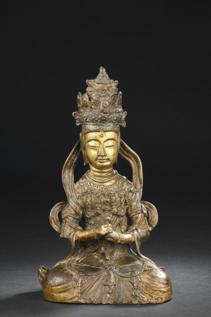 Null 鎏金青铜佛陀像
韩国，可能是14-15世纪
坐在禅定中，双手合十，戴着项链，额头上戴着高高的华丽头饰。
H.26厘米