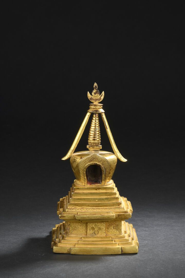 Null STUPA in bronzo dorato
Sino-Tibetano, forse XVIII secolo
Poggiata su una ba&hellip;