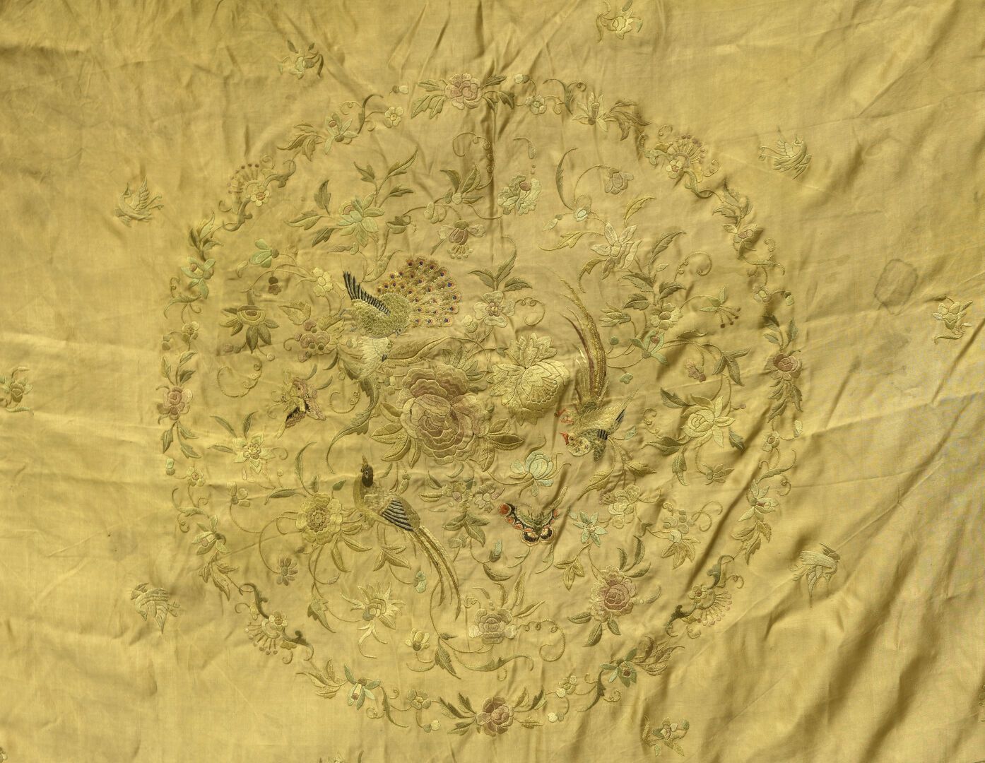 Null 大型刺绣黄丝毯
中国，19世纪末-20世纪初
中央装饰有凤凰、野鸡和花朵的图案，四角装饰有花朵和叶子，边框装饰有修饰。
225 x 240厘米