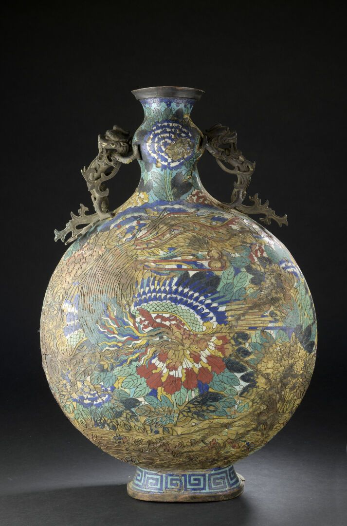 Null GRANDE VASE GOURDE en bronze et émaux cloisonnés
CHINE, XIXe siècle
À décor&hellip;