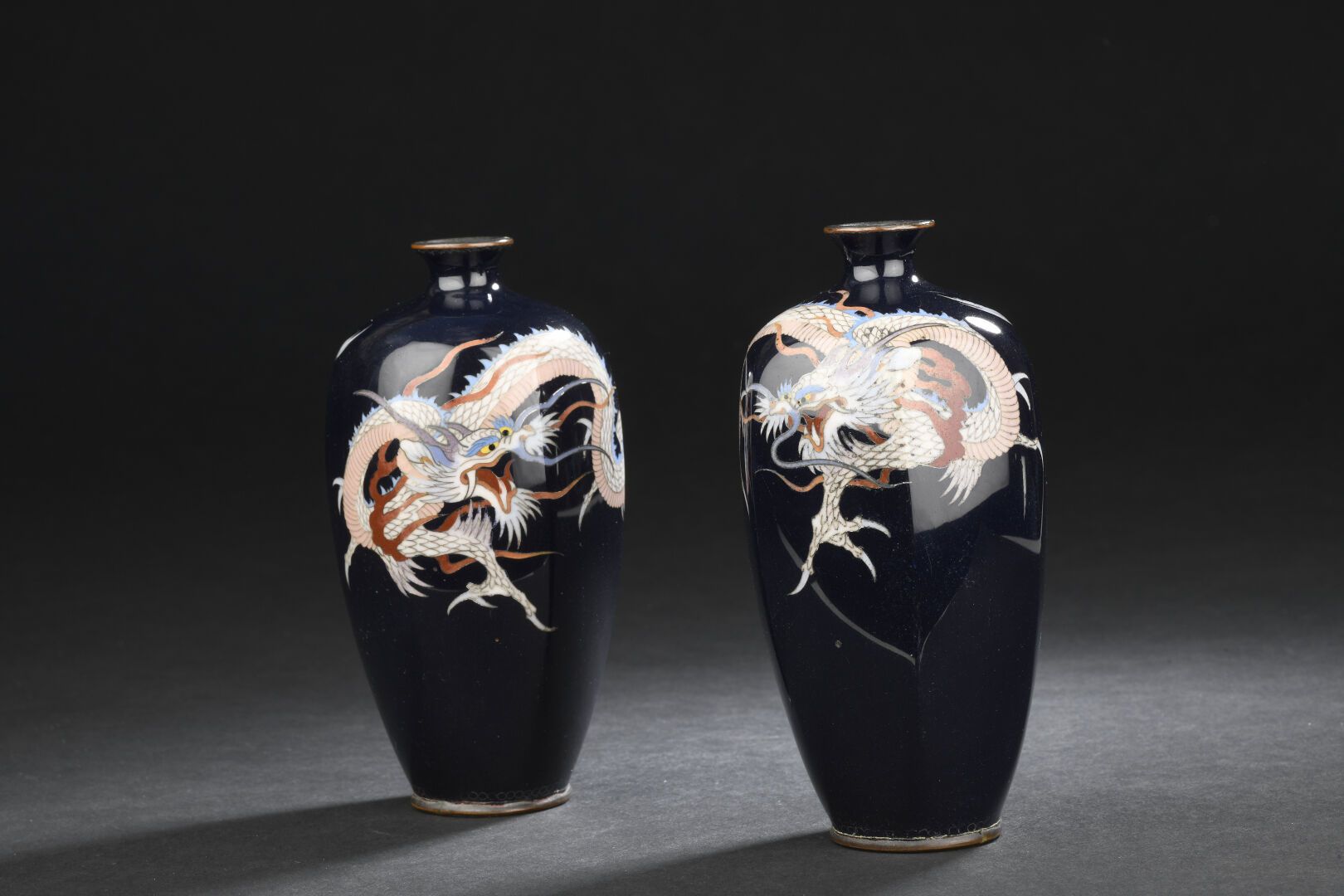 Null PAR DE PEQUEÑOS vasos de cobre y cloisonné
JAPÓN, periodo Meiji (1868-1912)&hellip;