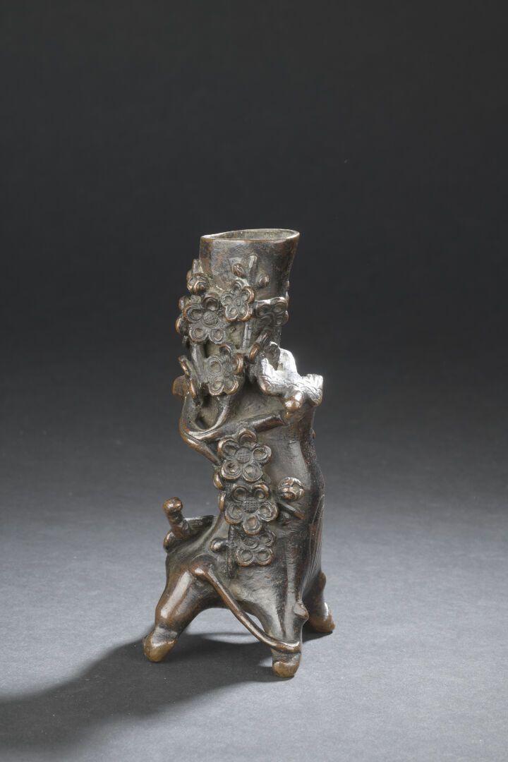 Null 青铜小花瓶
中国，19世纪
树干形式，边缘有梅花和鸟的浮雕装饰。
H.16,8厘米