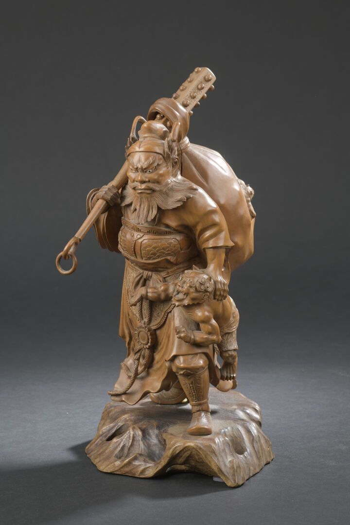 Null 雕花黄杨木组
日本，明治时期(1868-1912)
表现一个站在岩石基座上的Shoki，他的左手抓着一个恶魔，肩上的棍子支撑着一个装满恶魔的袋子；小的&hellip;