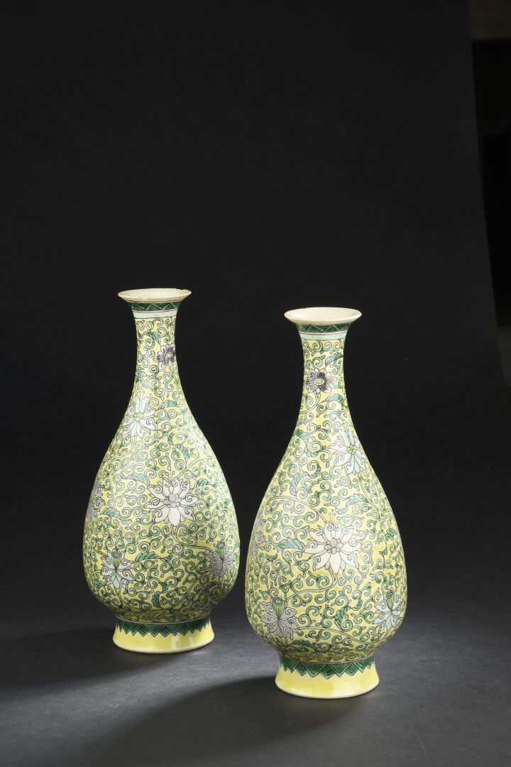 Null 一对黄背瓷器
中国，19世纪末-20世纪初
梨形，有莲花和叶子的装饰；小的缺口和裂缝。
H.23.3厘米