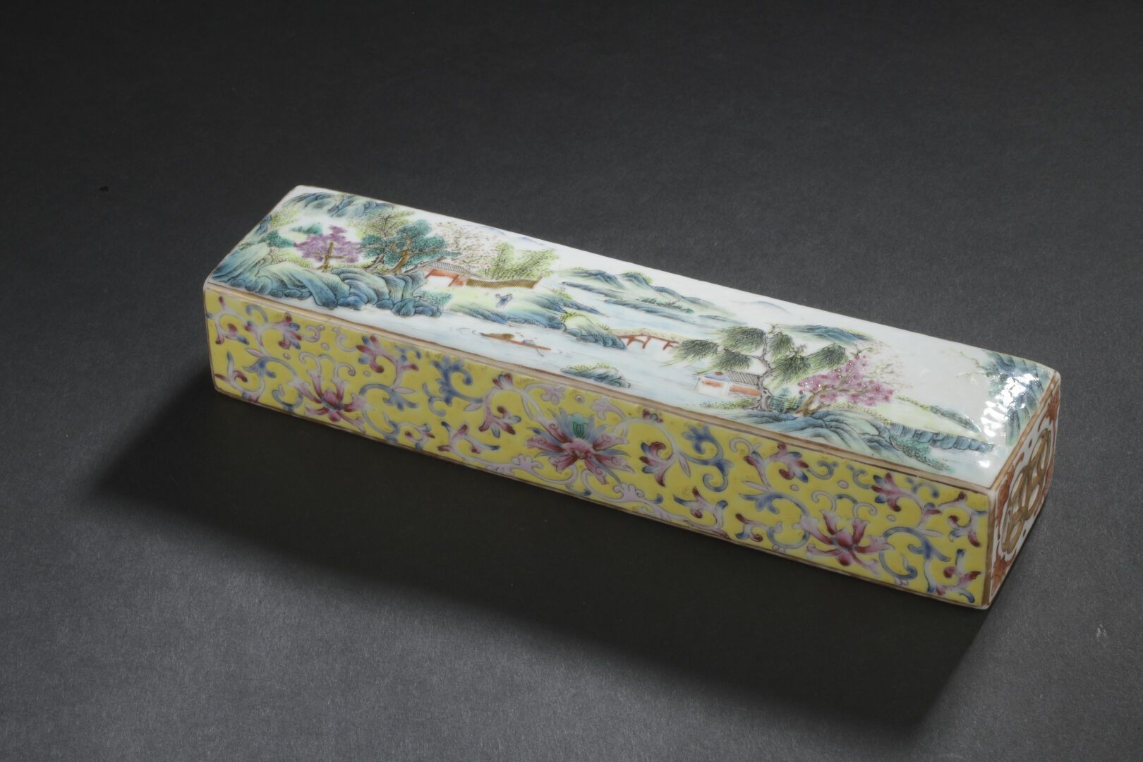 Null 瓷器压纸机
中国，晚清 (1644-1911)
长方形，顶部装饰有湖光山色中的人物和房屋，两边宽的地方绘有莲花和叶子的卷轴，另外两边镂空有沙比利。
3&hellip;