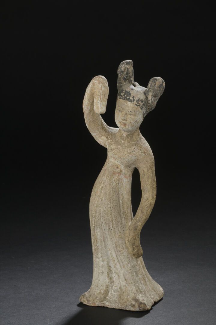 Null 宫廷女官陶俑
中国，唐代 (618-907)
呈拱形，身穿长袖掩盖双手的衣服，头发梳成两个发髻，有多色的痕迹。
H.25厘米