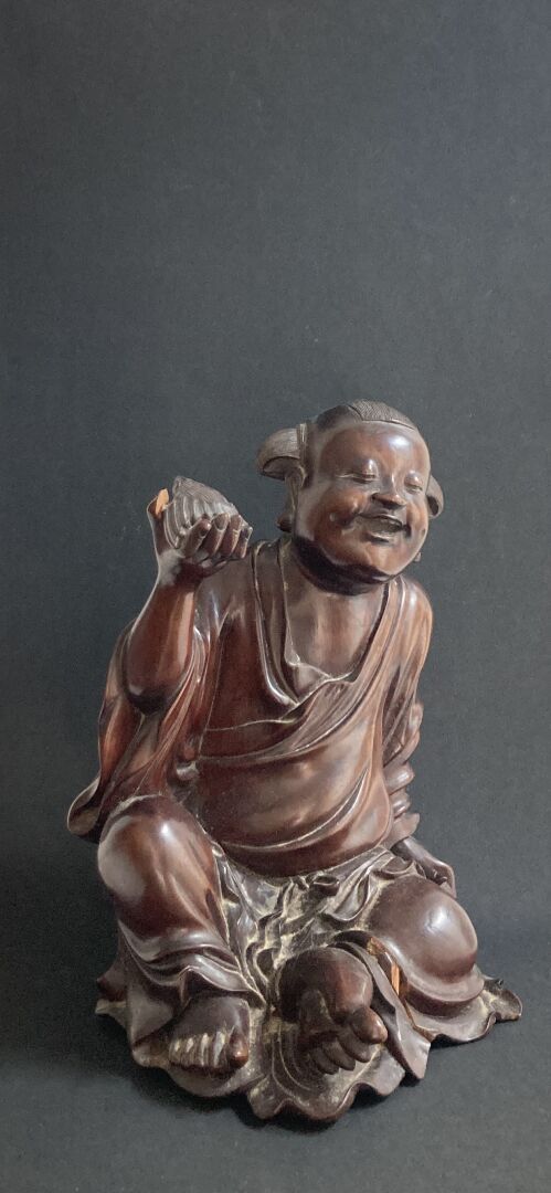 Null CHINE - XXe siècle.
Personnage accroupi en bois sculpté portant une chauve-&hellip;