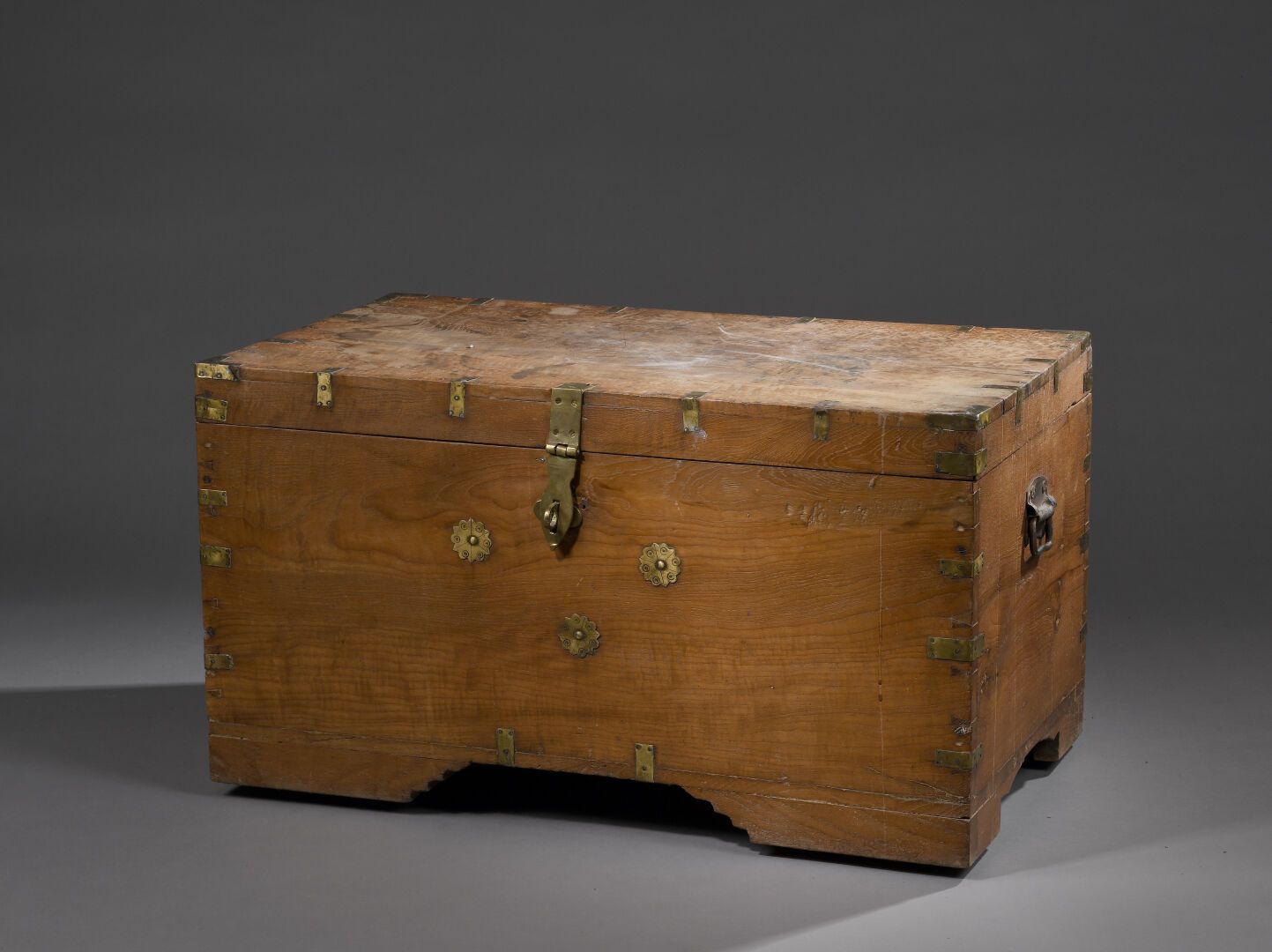 COFFRE en bois naturel 天然木箱，带黄铜配件，站在四个带脚轮的小脚上。 
19世纪 
49 x 98.5 x 49厘米。