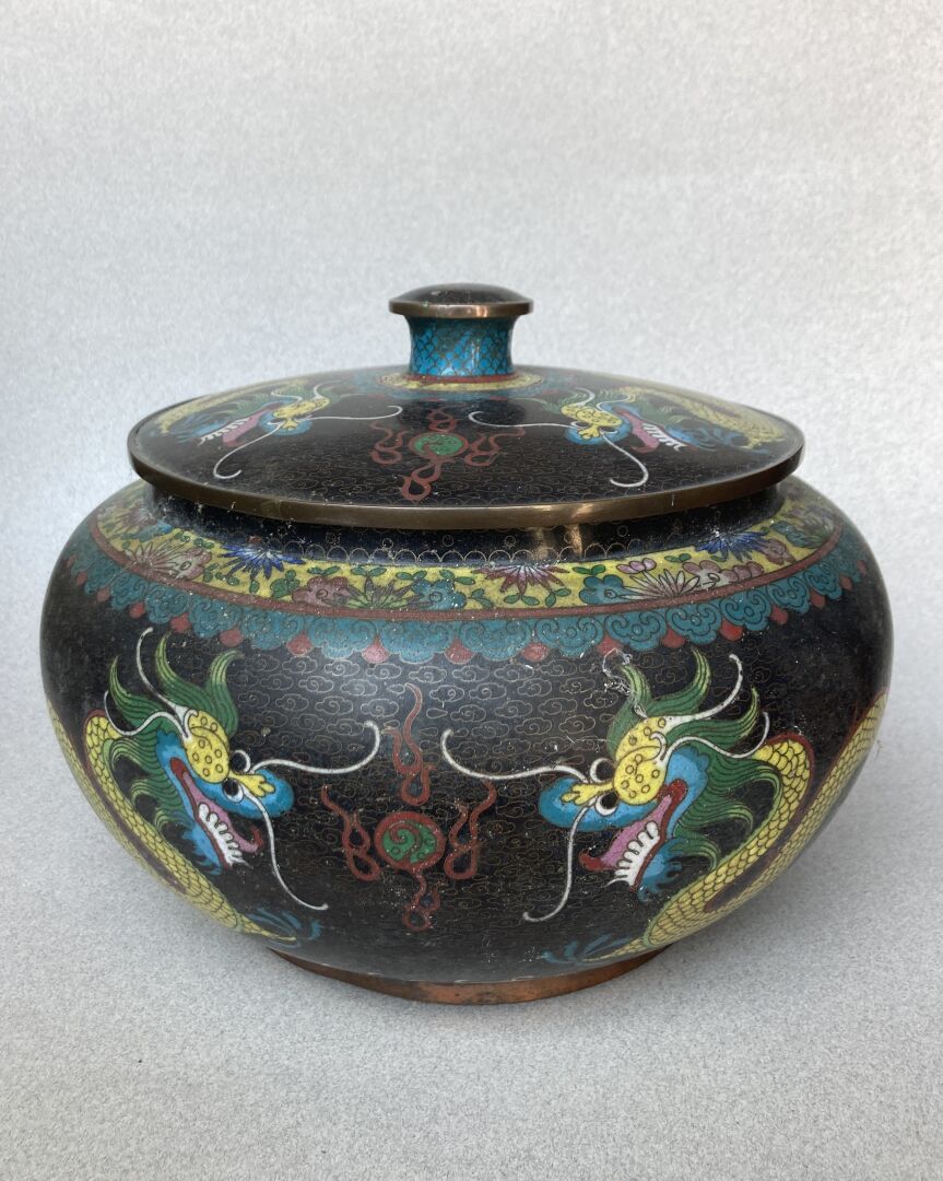 CHINE - XIXe siècle. Pot couvert en émail 中国 - 19世纪
有盖多色掐丝珐琅壶，在云雾缭绕的背景上，在花和如意的楣上&hellip;