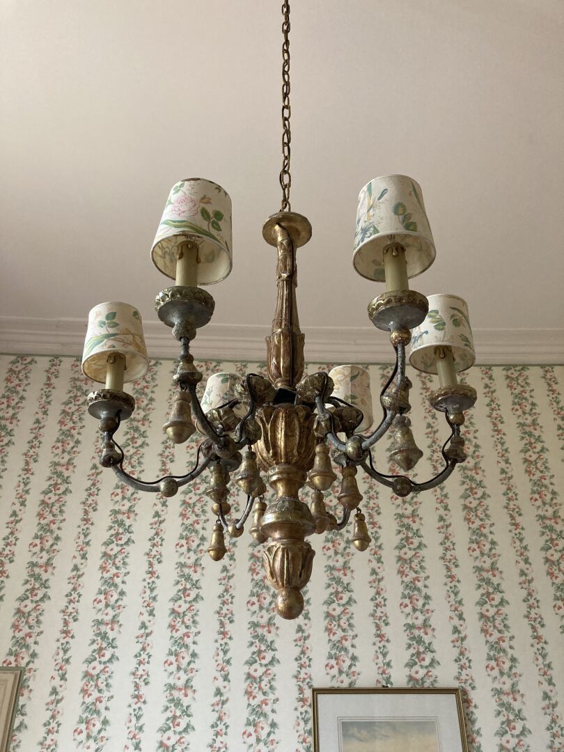 Null 六灯枝形吊灯，镀金木质，带垂饰。 
意大利，19 世纪。
H.65 厘米；直径：50 厘米。

根据指定。