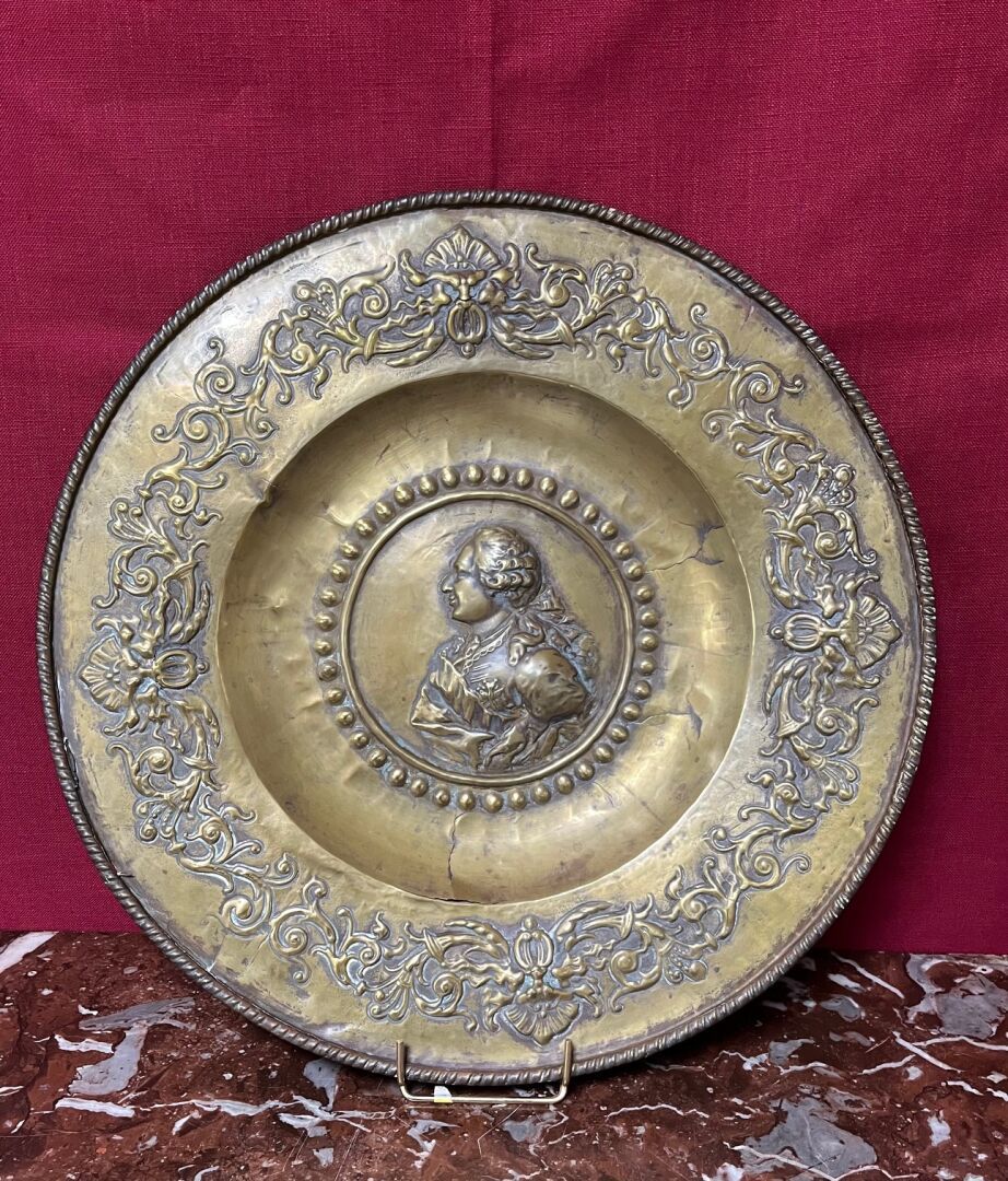 Null Brass repoussé OFFRANDE PLAT decorated with the left profile of King Louis &hellip;