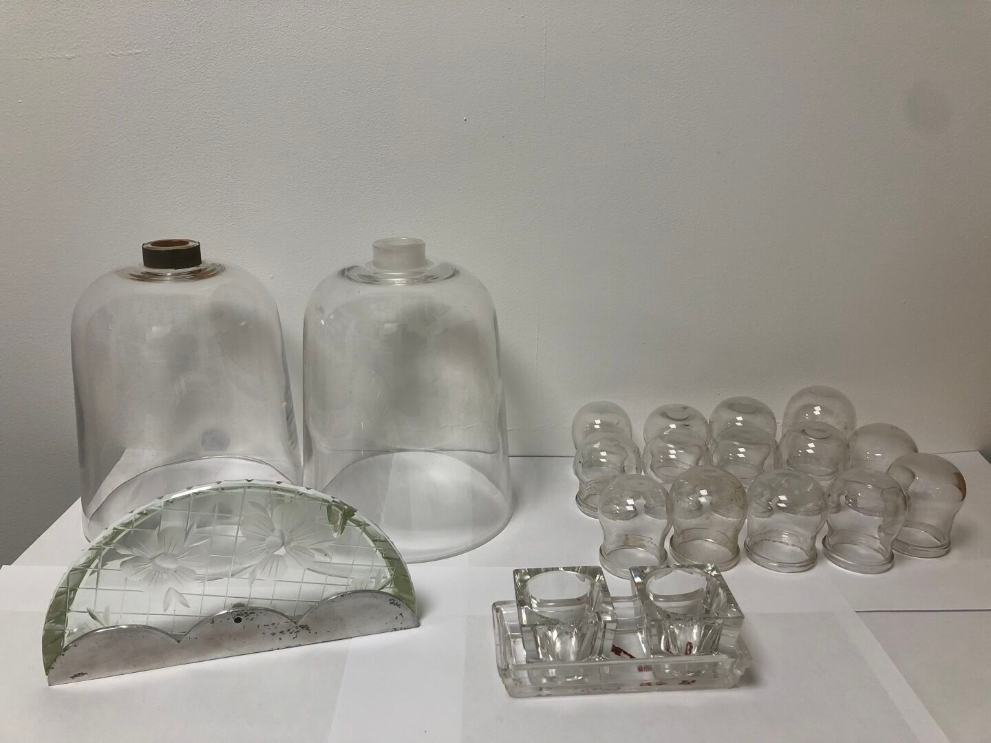 Null 一批玻璃器皿，包括：
R.LALIQUE FRANCE：长方形小托盘，背面有签名。原样。
装饰有网格和花朵的壁灯。高：10 厘米 - 宽：20 厘米 &hellip;