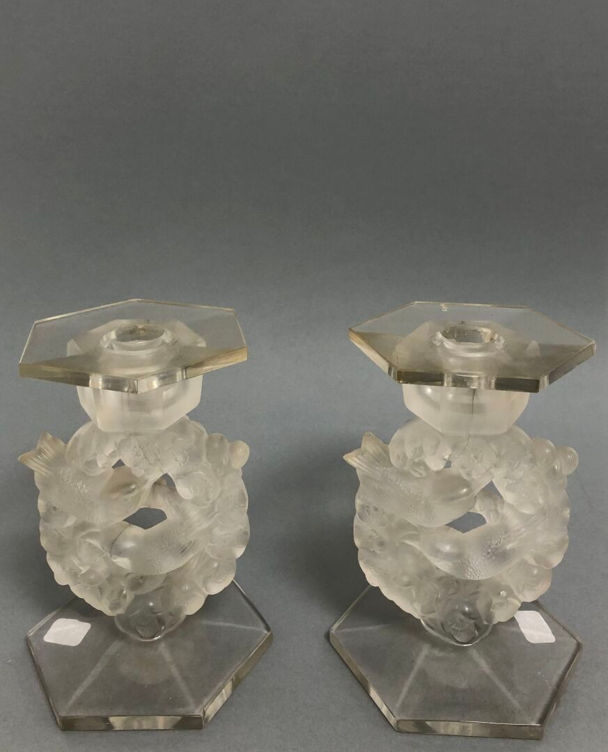 Null 勒内-拉里克（1860-1945）
一对 "Mésanges "型烛台，缎面抛光模压白玻璃材质，带可移动出水嘴。 
高 17.5 厘米。 
背面有 "&hellip;