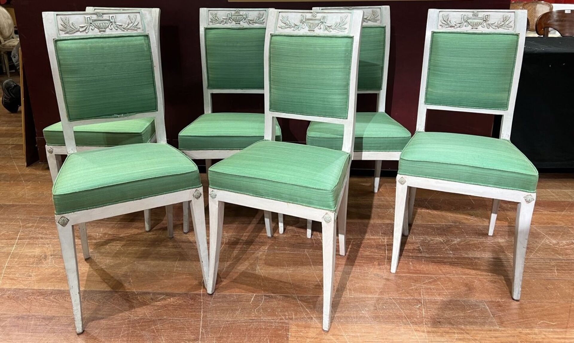 Null 一套六把 Directoire 时期的漆木椅。
椅背装饰有花瓶和棕榈图案，椅脚为马刀形。
略有瑕疵。
H.92 宽 42 深 37 厘米