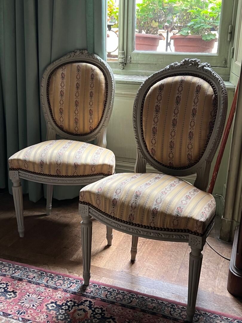 Null Pareja de sillas de madera moldeada, tallada y lacada de estilo Luis XVI.
C&hellip;