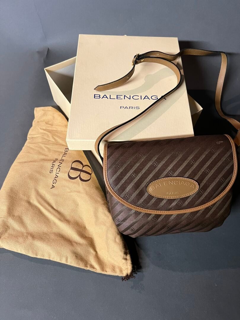 Null 巴黎世家
棕色皮革和帆布手提包。未使用过。
手提包和包装盒