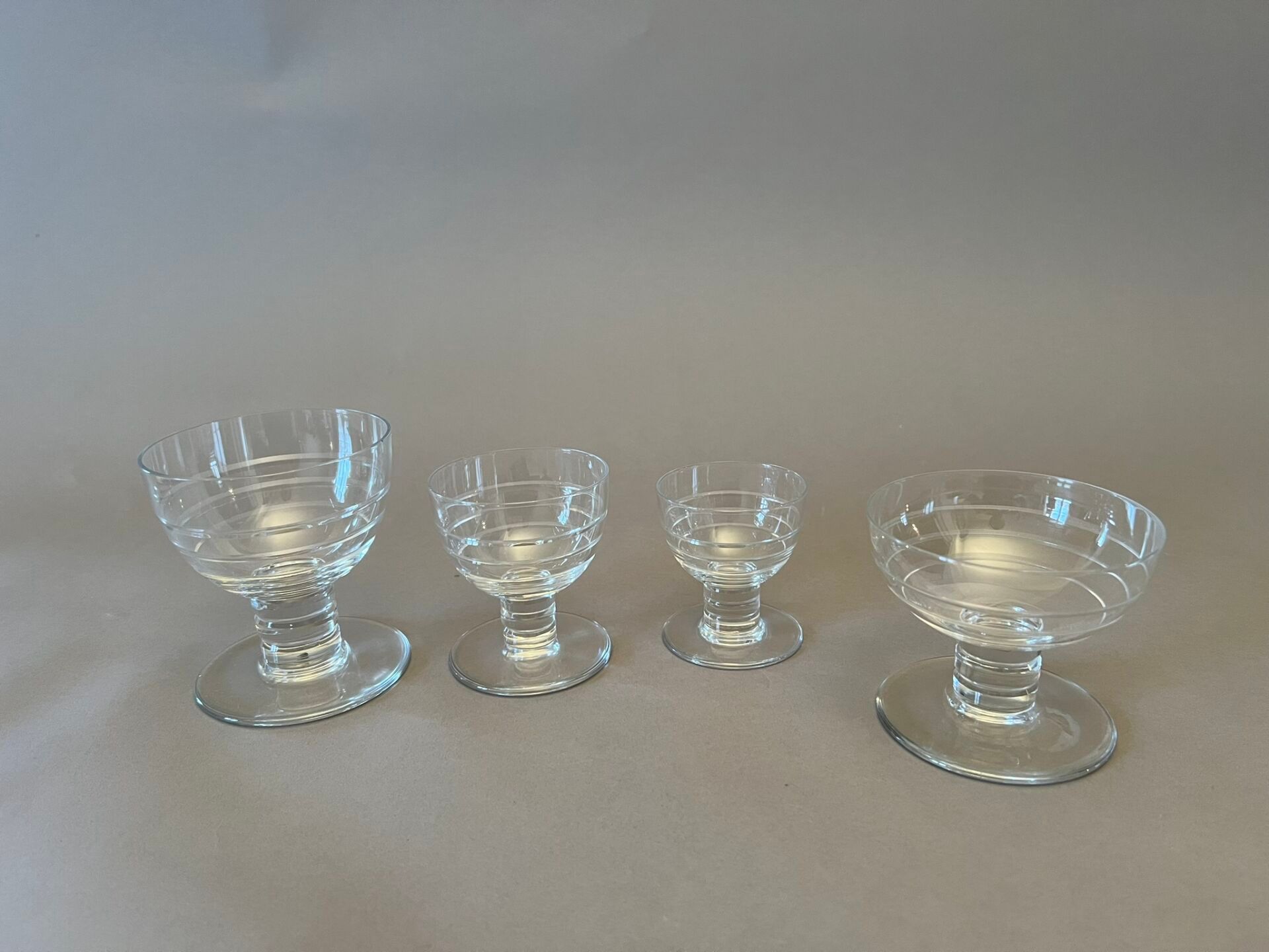 Null Servizio in cristallo Art Déco
Include 
9 bicchieri da acqua
11 bicchieri d&hellip;