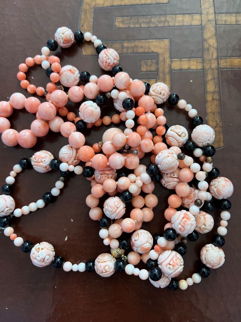 Null Lot of coral and gemstone necklaces and bracelets