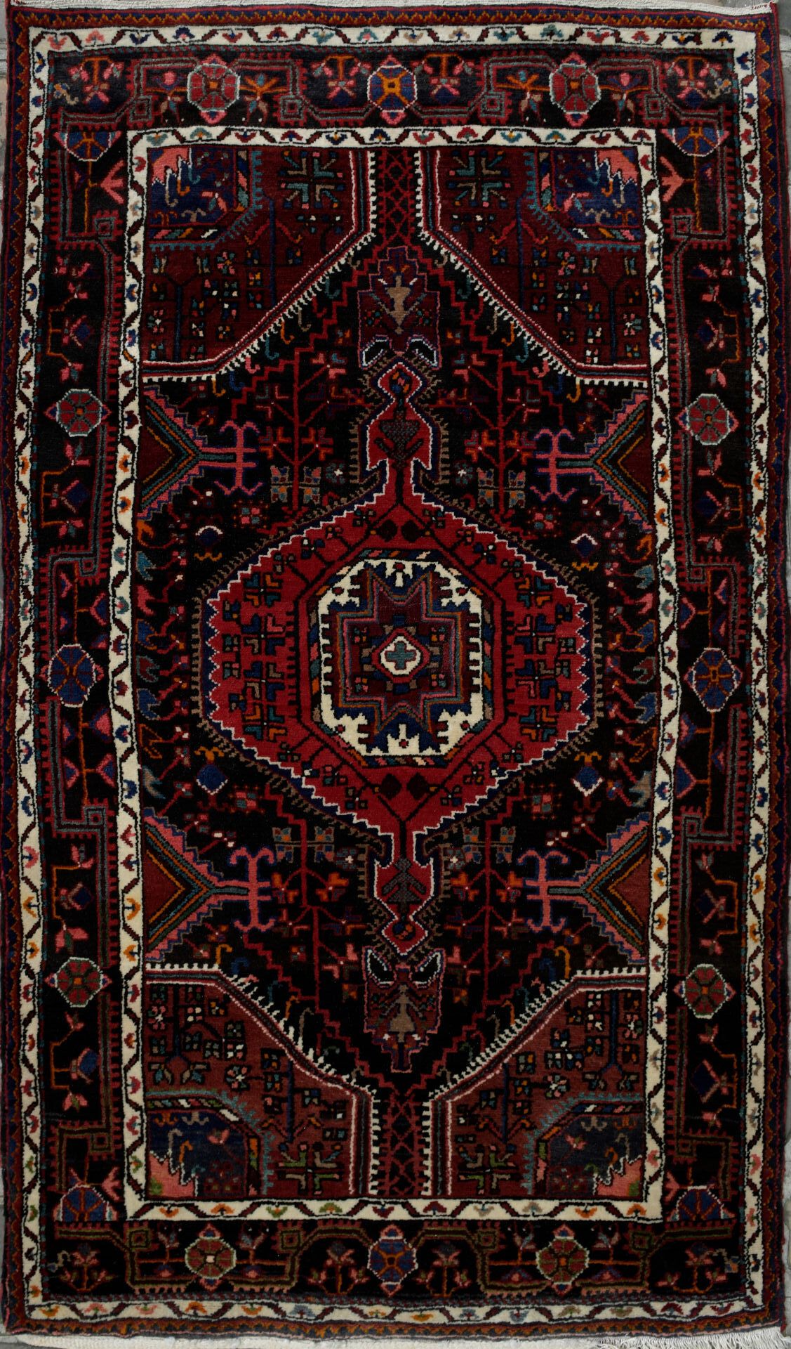 Null Tapis Persan, 
En laine, à décor de motifs géométriques, fond rouge 
211 x &hellip;