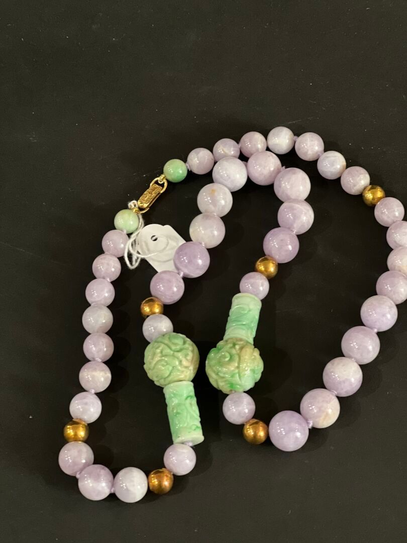 Null Necklace of amethyst, green jadeite and mauve pearls from China.
Gold clasp
