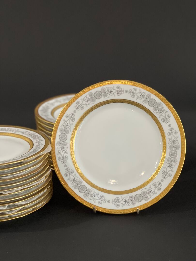 Null 贝尔纳多，法国利摩日
一套十二个大盘和十二个甜点盘，采用 "瓦努瓦斯模式 "白瓷制作。
边缘印有风格化的交错和金色水叶楣饰。
长 24.5 厘米
长 &hellip;