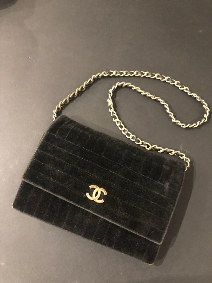 Null Chanel
Leather handbag. Used condition, corrosion.
Attached
Karl Lagerfeld
&hellip;