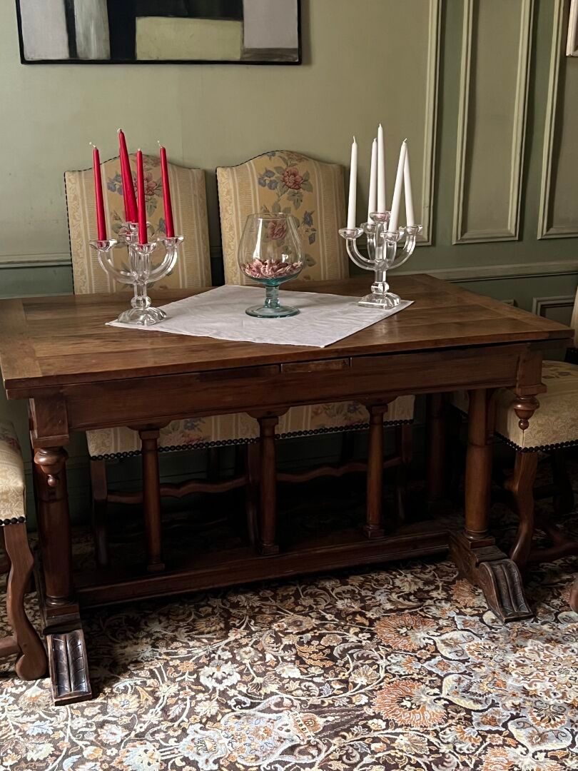 Null 胡桃木桌，卢瓦尔河谷风格，19 世纪晚期
高：133 厘米，宽：85 厘米

八把椅子，羊骨椅腿。
