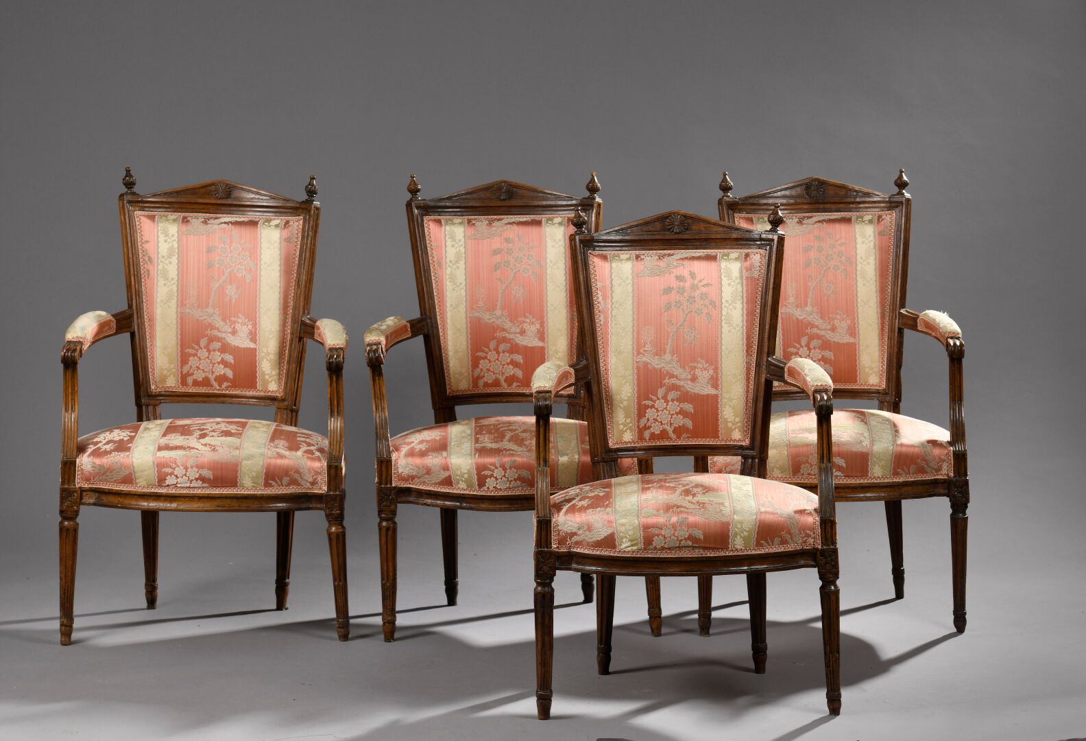 Null 一套六把路易十六时期的模制雕刻木扶手椅。
梯形椅背饰有玫瑰花窗，椅腿为锥形、凹槽和锉刀形。
损坏和修复。
H.88 宽 55 深 47 厘米