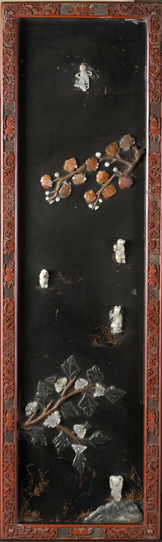 Null 亚洲，20 世纪
漆木桌，玉石桌面，饰以绿叶和人物图案
高 40 宽 106 深 32 厘米
损坏和部件缺失