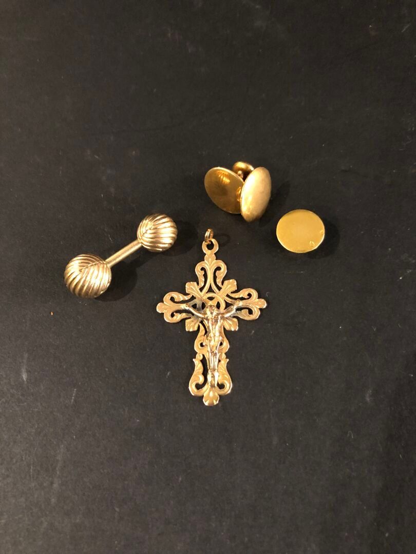 Null 小批黄金，包括一个十字架和三颗领扣
附有一枚 14K 金袖扣。
P.15 g