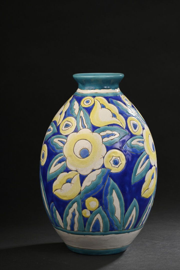 Null Keramis
Vase en faïence à décor de fleurs sur fond bleu
H: 32 cm